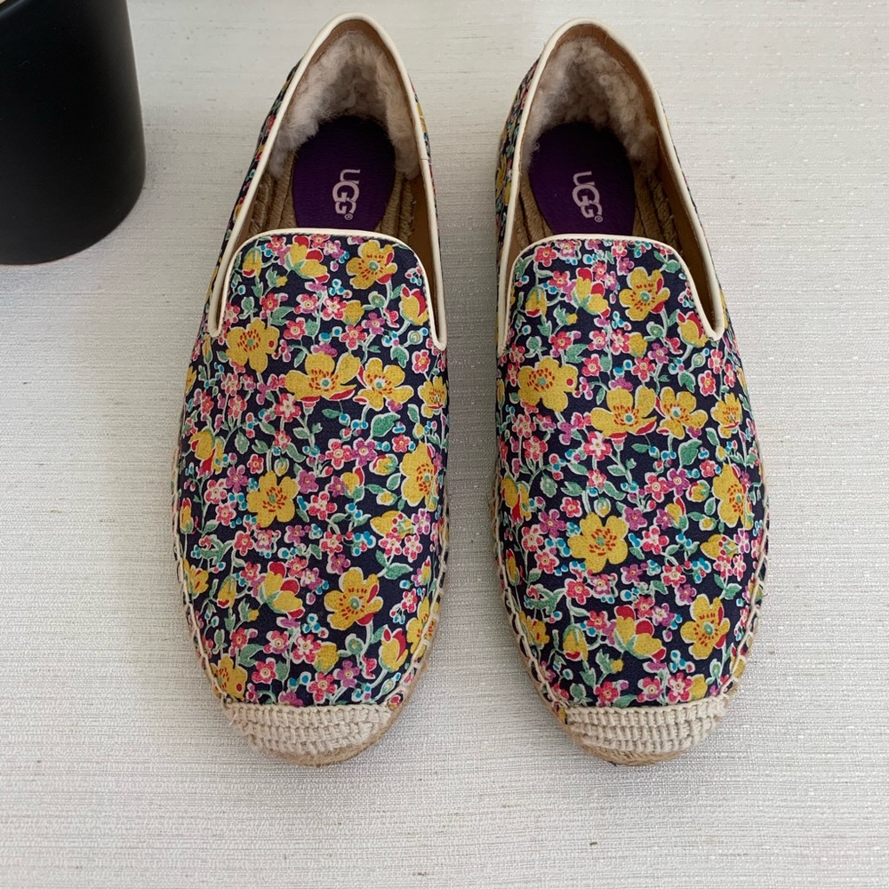 UGG Sandrinne Antique White Floral Canvas Espadrille Loafer Flats Woman’s 8